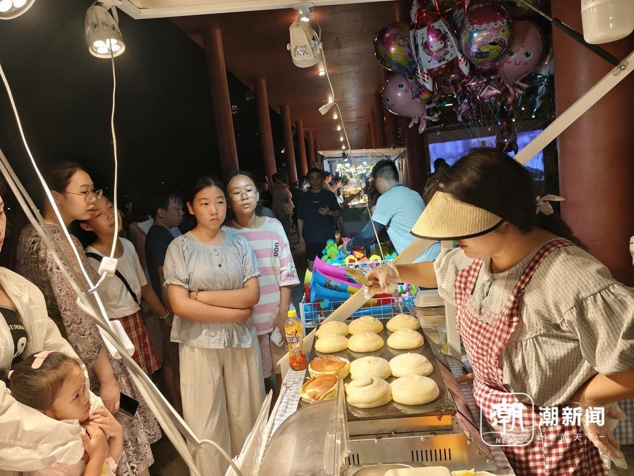 烟火小店里的夜经济|夏夜、笑声和生意，新晋网红夜市里的三位年轻人